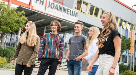 Studenten vor der FH Joanneum | © FH JOANNEUM | Miriam Weiss